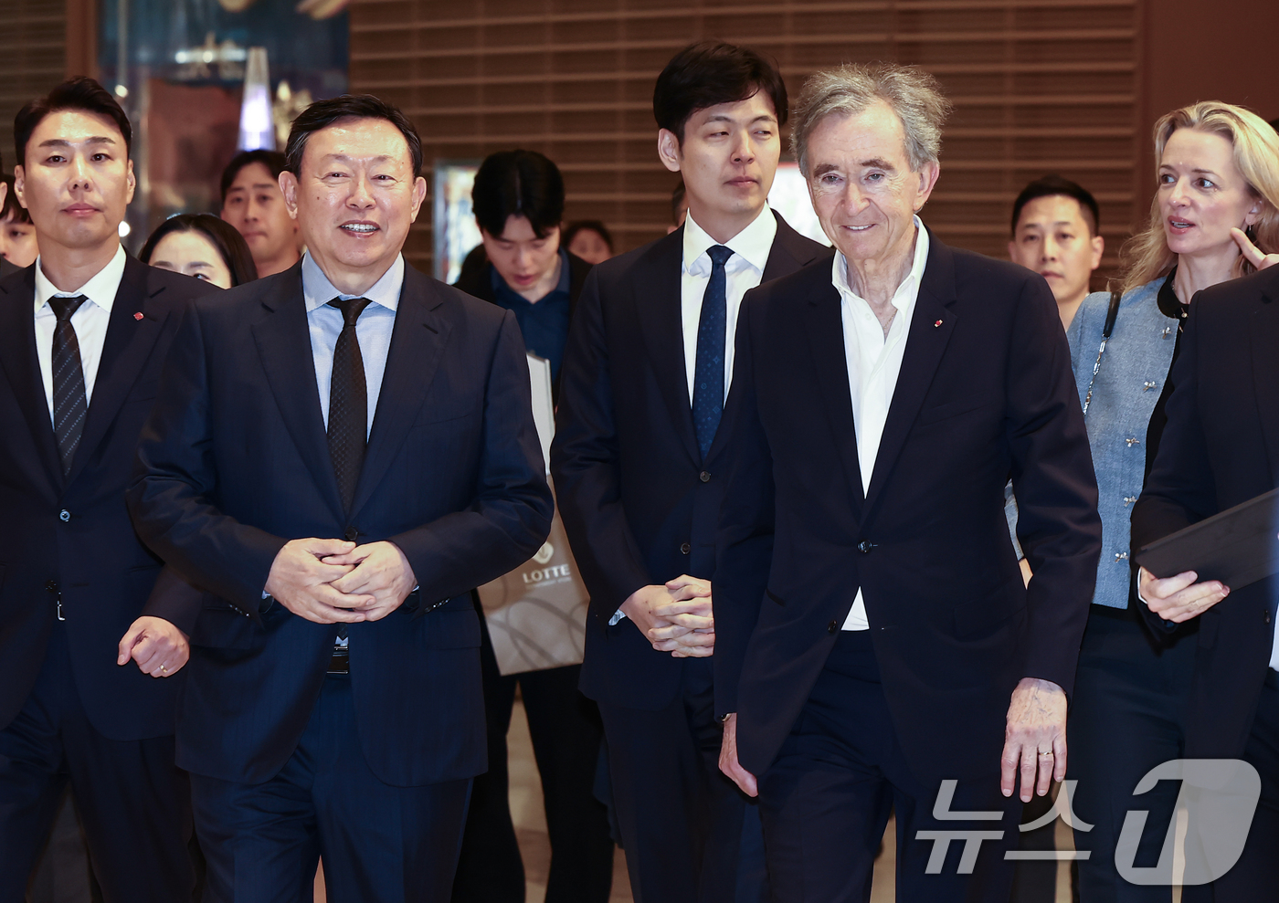 (서울=뉴스1) 김민지 기자 = 베르나르 아르노 루이비통모에헤네시(LVMH) 회장과 신동빈 롯데그룹 회장이 11일 오후 서울 송파구 루이비통 롯데백화점에비뉴엘월드타워점을 방문, 매 …