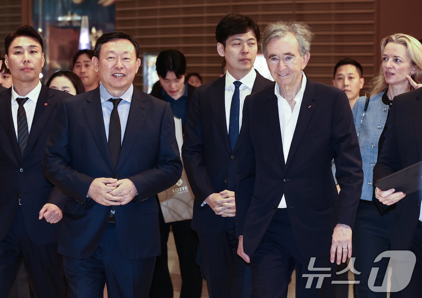 본문 이미지 - 베르나르 아르노 루이비통모에헤네시(LVMH) 회장과 신동빈 롯데그룹 회장이 11일 오후 서울 송파구 루이비통 롯데백화점에비뉴엘월드타워점을 방문, 매장을 둘러보기 위해 이동하고 있다. 가장 오른쪽은 아르노 회장의 장녀인 델핀 아르노 크리스챤 디올 최고경영자(CEO), 가운데는 신유열 롯데지주 미래성장실장 부사장, 가장 왼쪽은 정현석 롯데백화점 대표. 2026.5.11 ⓒ 뉴스1 김민지 기자