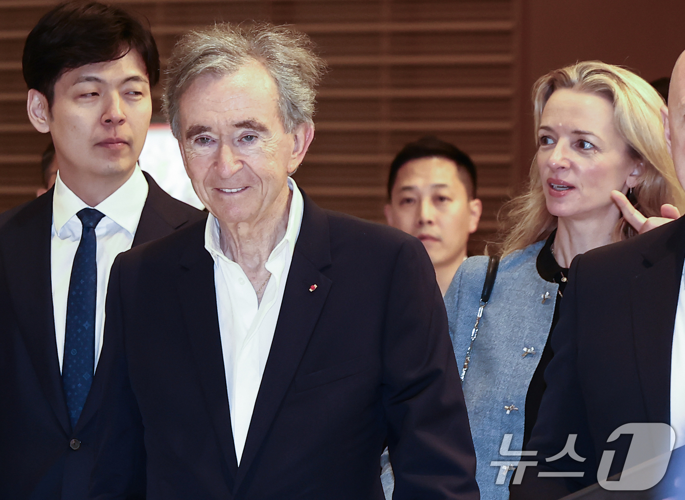 (서울=뉴스1) 김민지 기자 = 베르나르 아르노 루이비통모에헤네시(LVMH) 회장이 11일 오후 서울 송파구 루이비통 롯데백화점에비뉴엘월드타워점을 방문, 아르노 회장의 장녀인 델핀 …