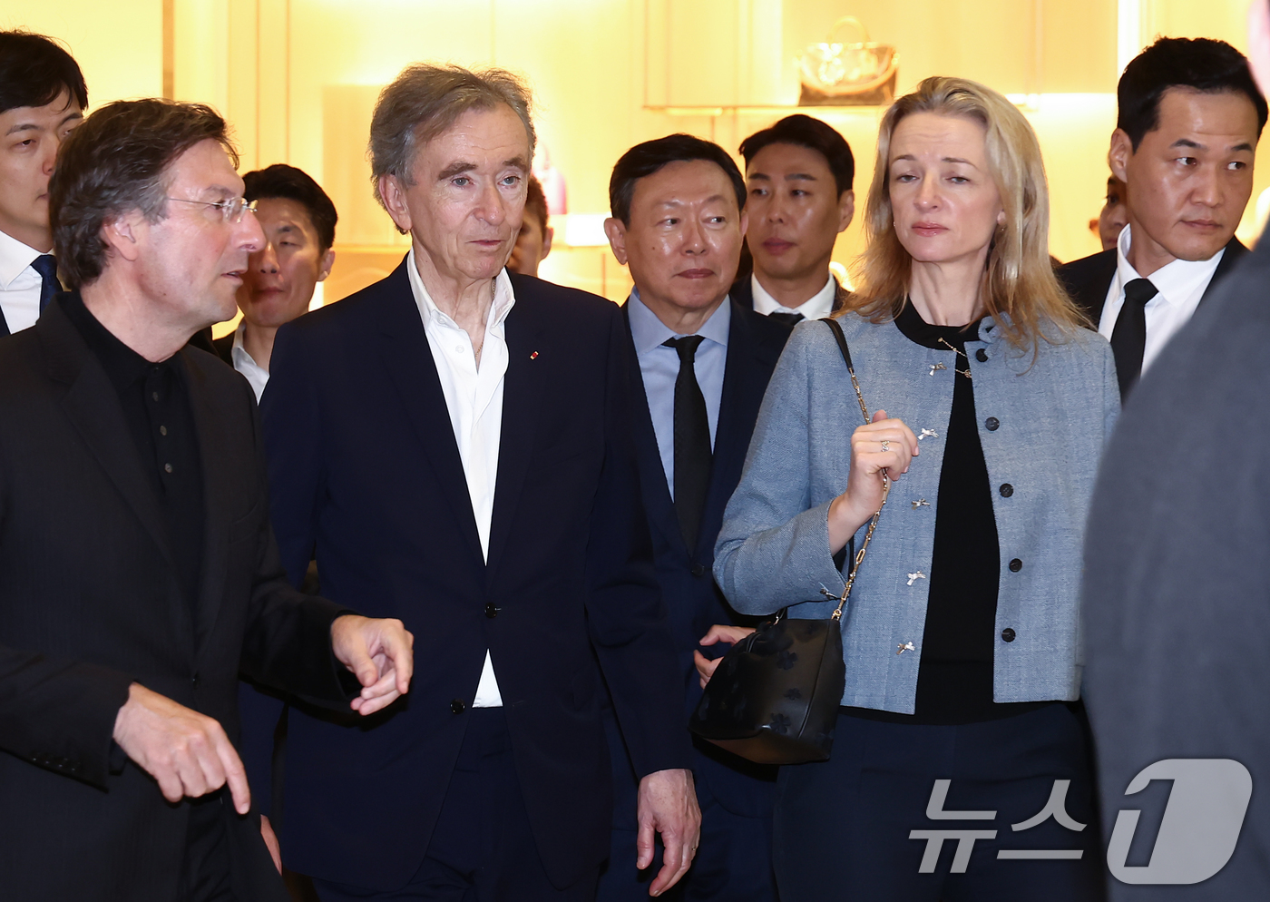 (서울=뉴스1) 김민지 기자 = 베르나르 아르노 루이비통모에헤네시(LVMH) 회장과 신동빈 롯데그룹 회장이 11일 오후 서울 송파구 루이비통 롯데백화점에비뉴엘월드타워점을 방문, 매 …