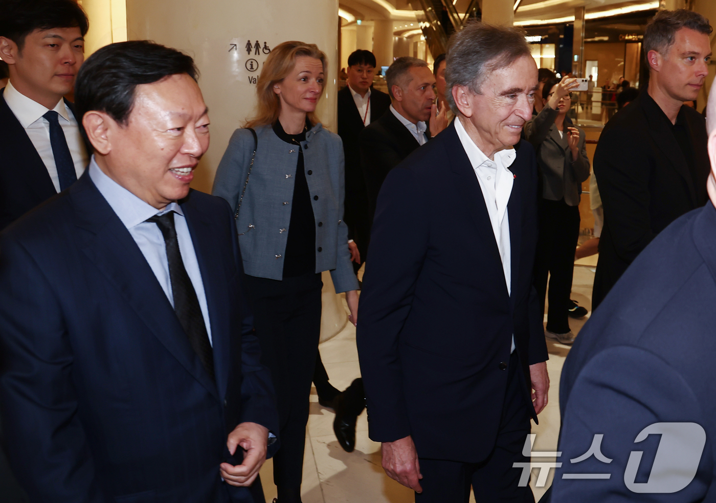 (서울=뉴스1) 김민지 기자 = 베르나르 아르노 루이비통모에헤네시(LVMH) 회장과 신동빈 롯데그룹 회장이 11일 오후 서울 송파구 루이비통 롯데백화점에비뉴엘월드타워점을 방문해 매 …