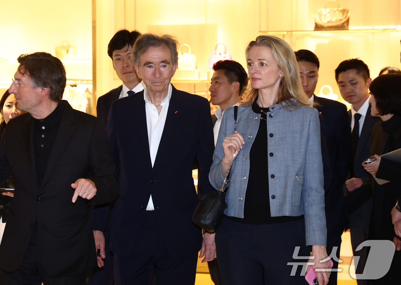 (서울=뉴스1) 김민지 기자 = 베르나르 아르노 루이비통모에헤네시(LVMH) 회장이 11일 오후 서울 송파구 루이비통 롯데백화점에비뉴엘월드타워점을 방문, 아르노 회장의 장녀인 델핀 …