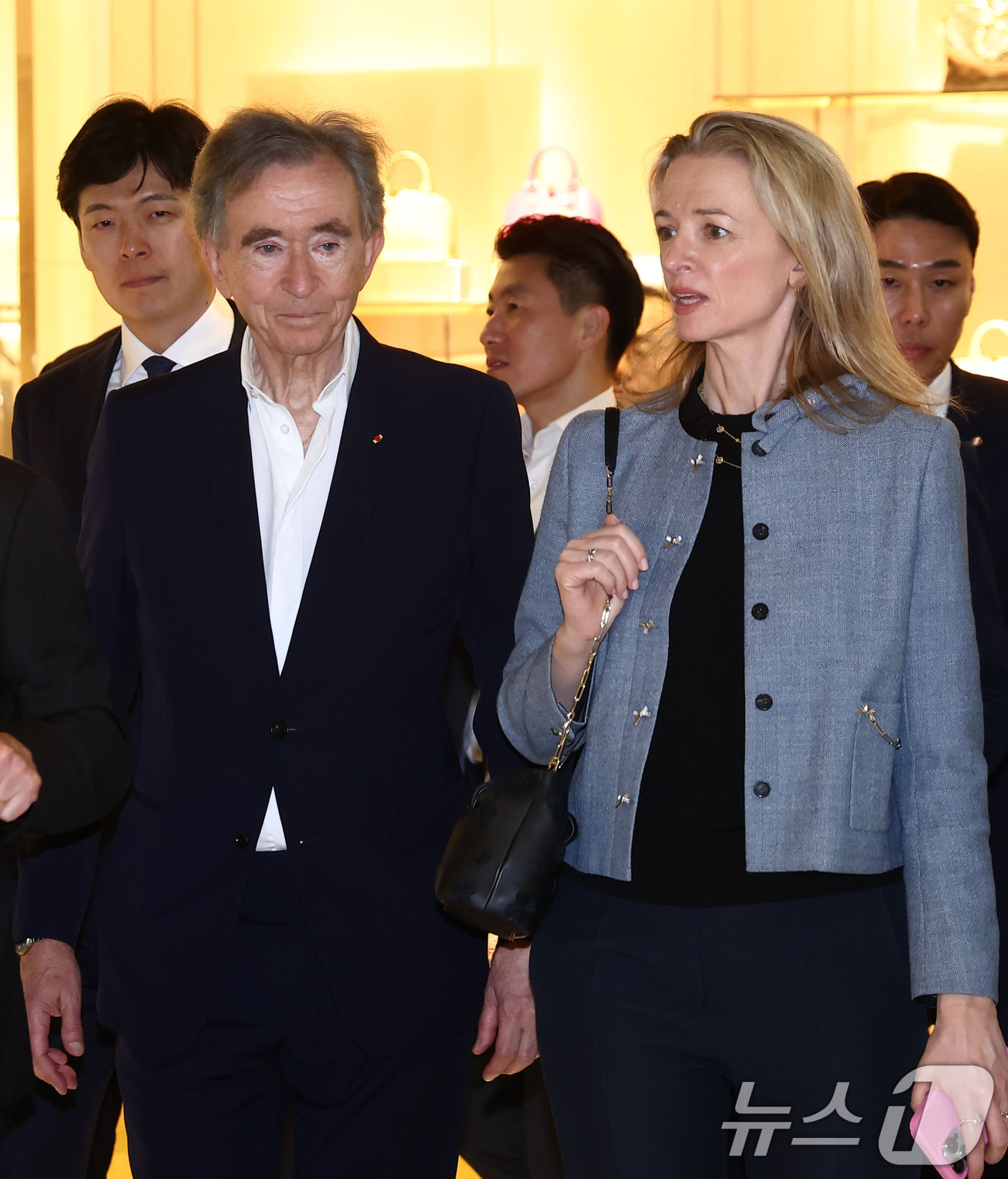 (서울=뉴스1) 김민지 기자 = 베르나르 아르노 루이비통모에헤네시(LVMH) 회장이 11일 오후 서울 송파구 루이비통 롯데백화점에비뉴엘월드타워점을 방문, 아르노 회장의 장녀인 델핀 …