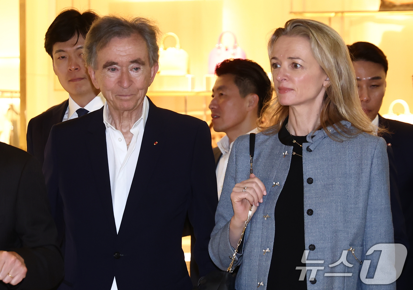 (서울=뉴스1) 김민지 기자 = 베르나르 아르노 루이비통모에헤네시(LVMH) 회장이 11일 오후 서울 송파구 루이비통 롯데백화점에비뉴엘월드타워점을 방문, 아르노 회장의 장녀인 델핀 …