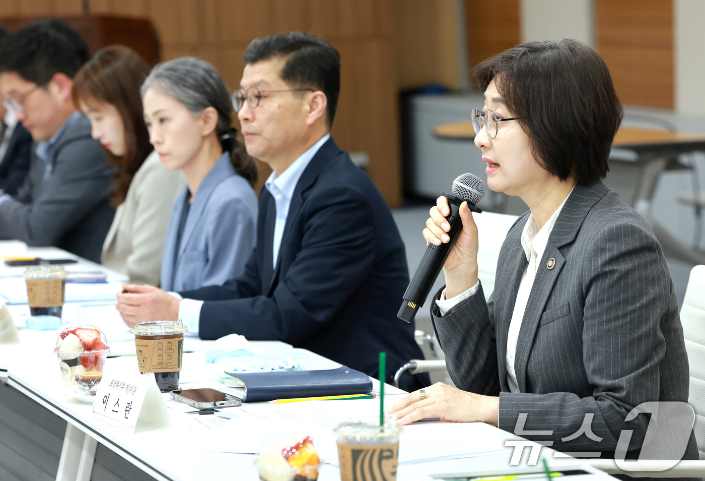 (서울=뉴스1) = 이스란 보건복지부 1차관이 11일 보건복지부 대회의실에서 열린 공공부문 돌봄 종사자 처우개선을 위한 민주노총 간담회에서 모두발언을 하고 있다. (보건복지부 제공 …
