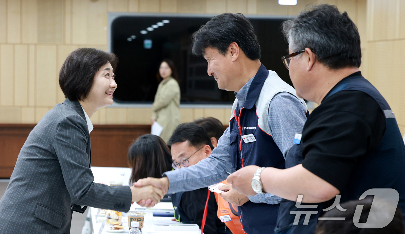 (서울=뉴스1) = 이스란 보건복지부 1차관이 11일 보건복지부 대회의실에서 열린 공공부문 돌봄 종사자 처우개선을 위한 민주노총 간담회에서 참석자들과 악수하고 있다. (보건복지부 …