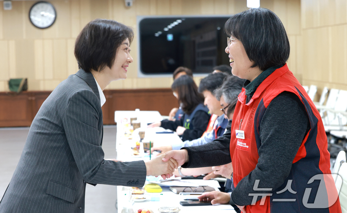 (서울=뉴스1) = 이스란 보건복지부 1차관이 11일 보건복지부 대회의실에서 열린 공공부문 돌봄 종사자 처우개선을 위한 민주노총 간담회에서 참석자들과 악수하고 있다. (보건복지부 …