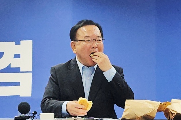 소금빵 먹는 김부겸