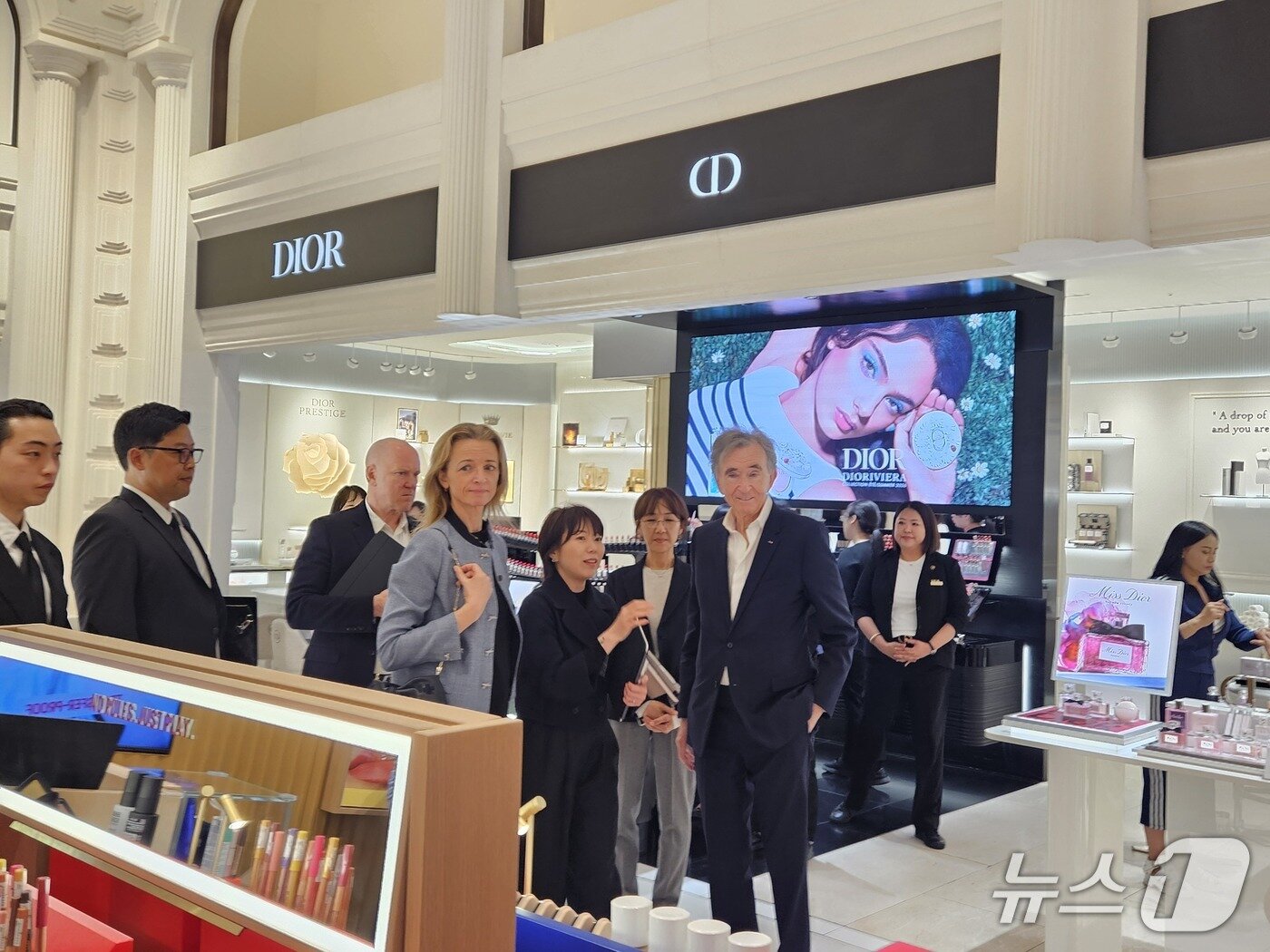 본문 이미지 - 베르나르 아르노 루이뷔통모에헤네시(LVMH) 회장이 11일 서울 서초구 신세계백화점 강남점에서 직원의 설명을 듣고 있다. 2026.5.11 뉴스1 박혜연 기자