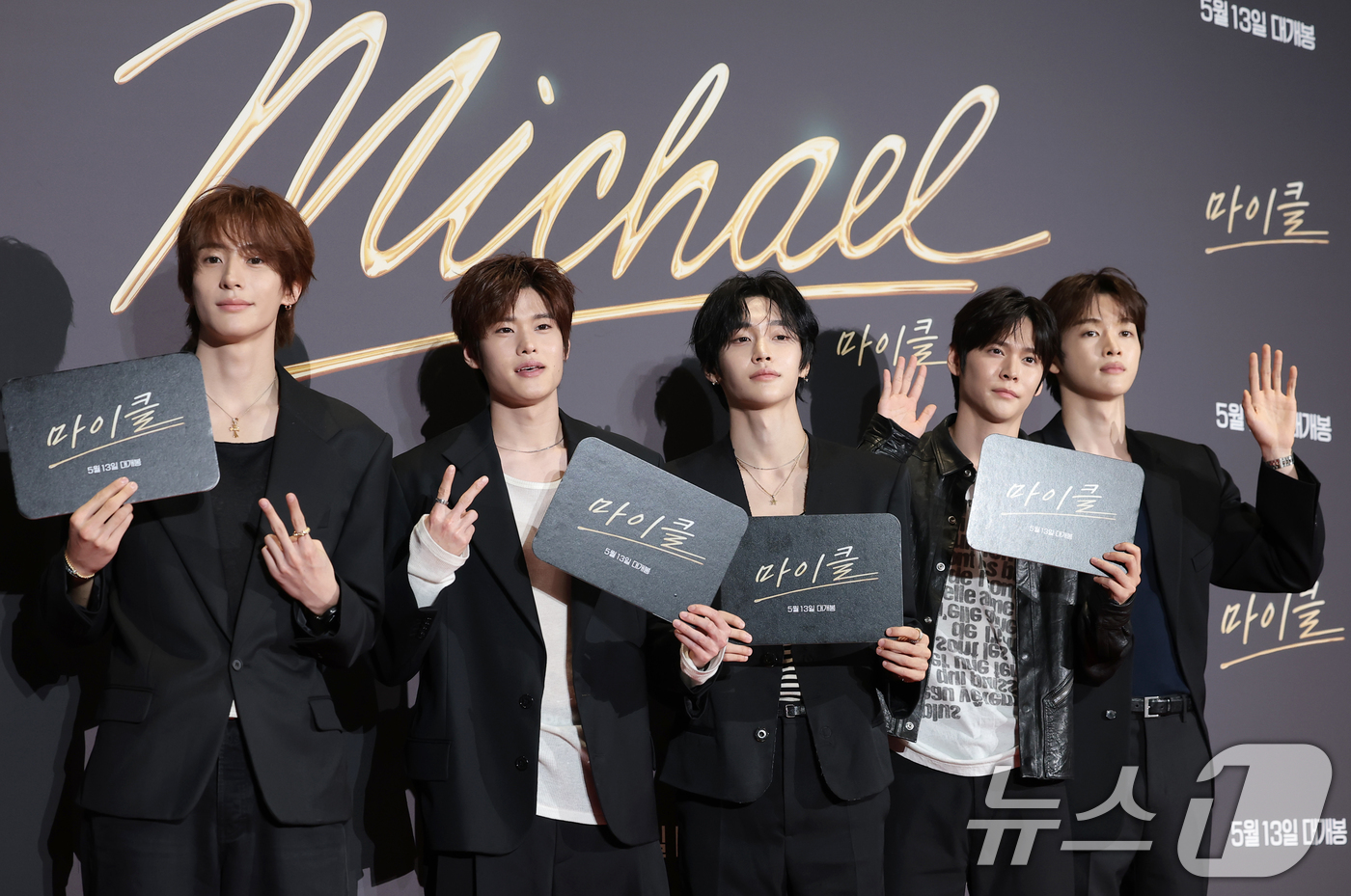 (서울=뉴스1) 권현진 기자 = 라이즈 앤톤(왼쪽부터)과 소희, 원빈, 은석, 성찬이 11일 서울 강남구 코엑스 메가박스에서 열린 '팝의 황제' 마이클 잭슨의 전기 영화 '마이클' …