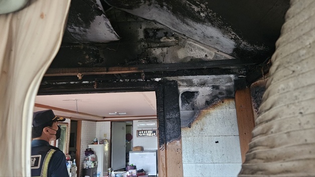 김제 단독주택서 불…80대 거주자 연기 들이마셔 이송