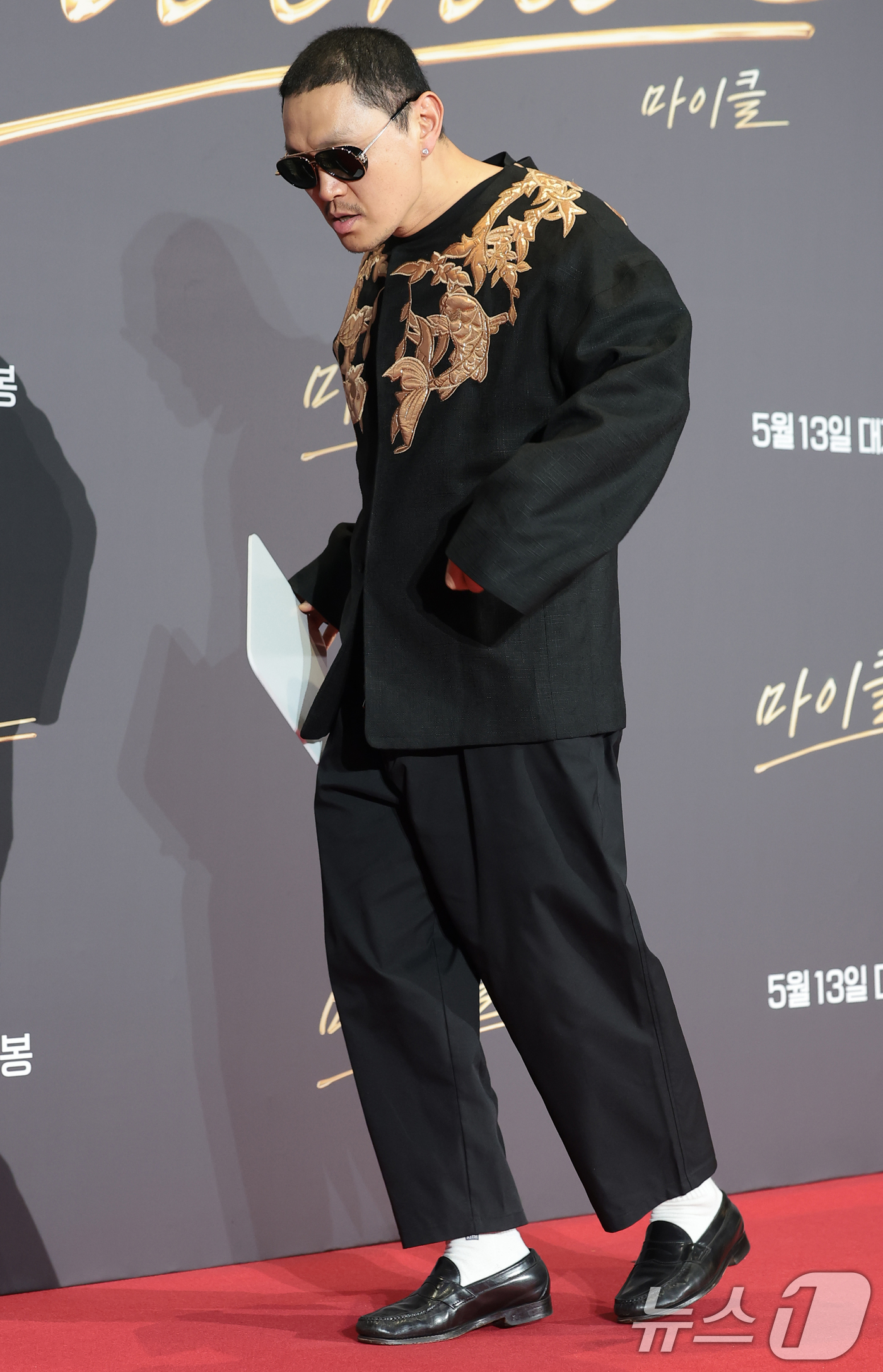 (서울=뉴스1) 권현진 기자 = 배우 양동근이 11일 서울 강남구 코엑스 메가박스에서 열린 '팝의 황제' 마이클 잭슨의 전기 영화 '마이클' VIP 시사회에 참석해 문워크를 선보이 …