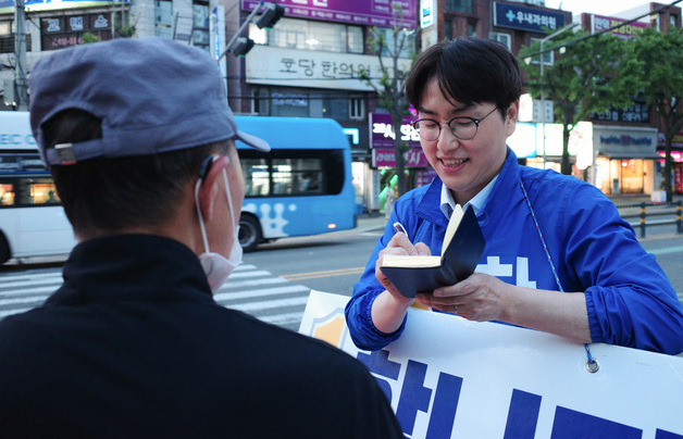 하정우, 초등생 편지 공개 이어 구포시장·퇴근길 인사(종합2보)