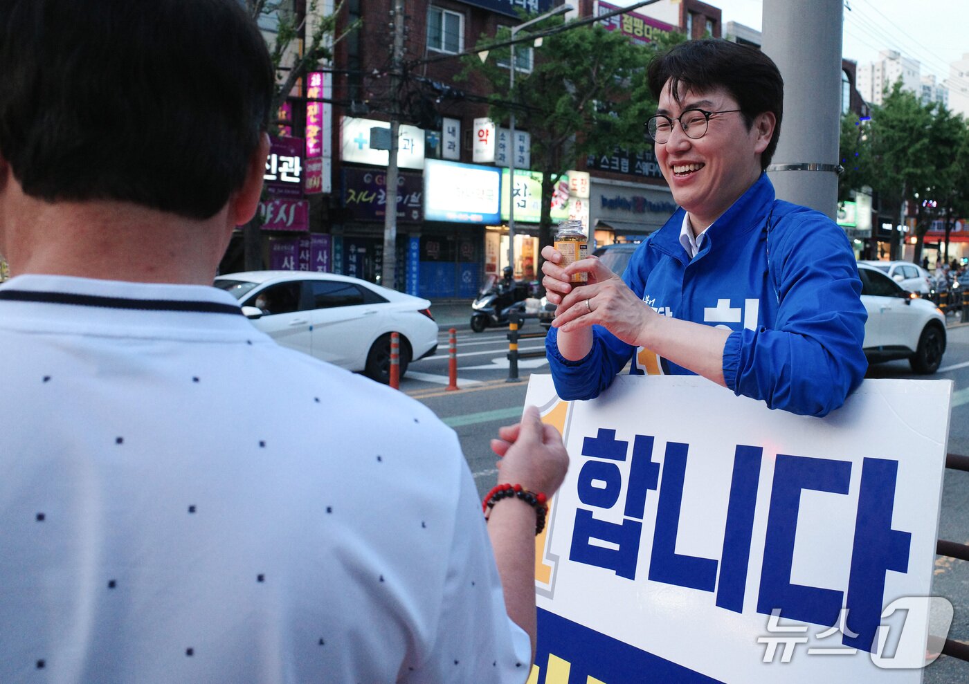 본문 이미지 - 하정우 후보가 11일 부산 북구 만덕동에서 퇴근길 인사 중 한 시민으로부터 음료수를 건네받고 있다. 2026.05.11 ⓒ 뉴스1 김세정 기자