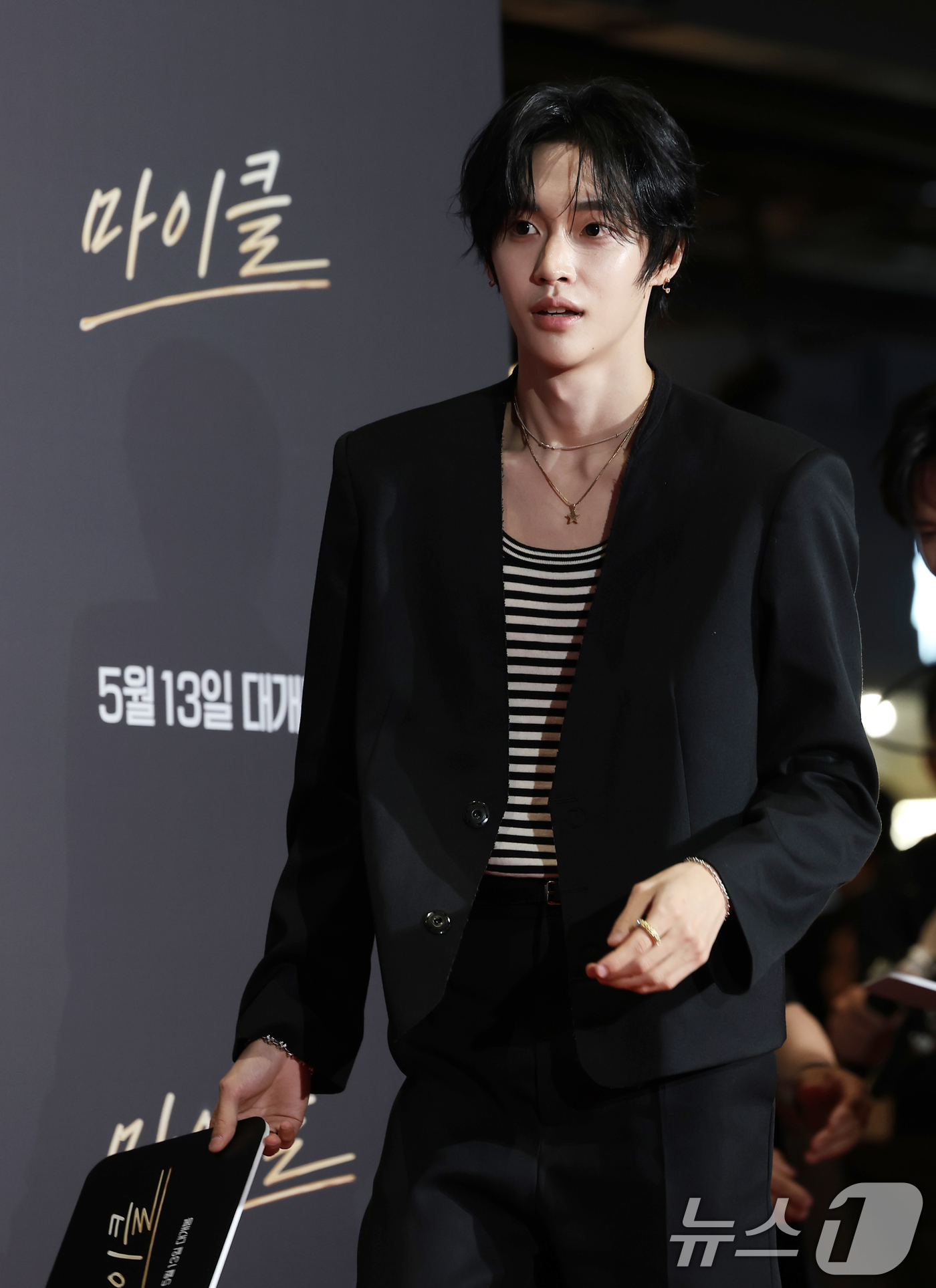 (서울=뉴스1) 권현진 기자 = 라이즈 원빈이 11일 서울 강남구 코엑스 메가박스에서 열린 '팝의 황제' 마이클 잭슨의 전기 영화 '마이클' VIP 시사회에 참석하고 있다. 202 …