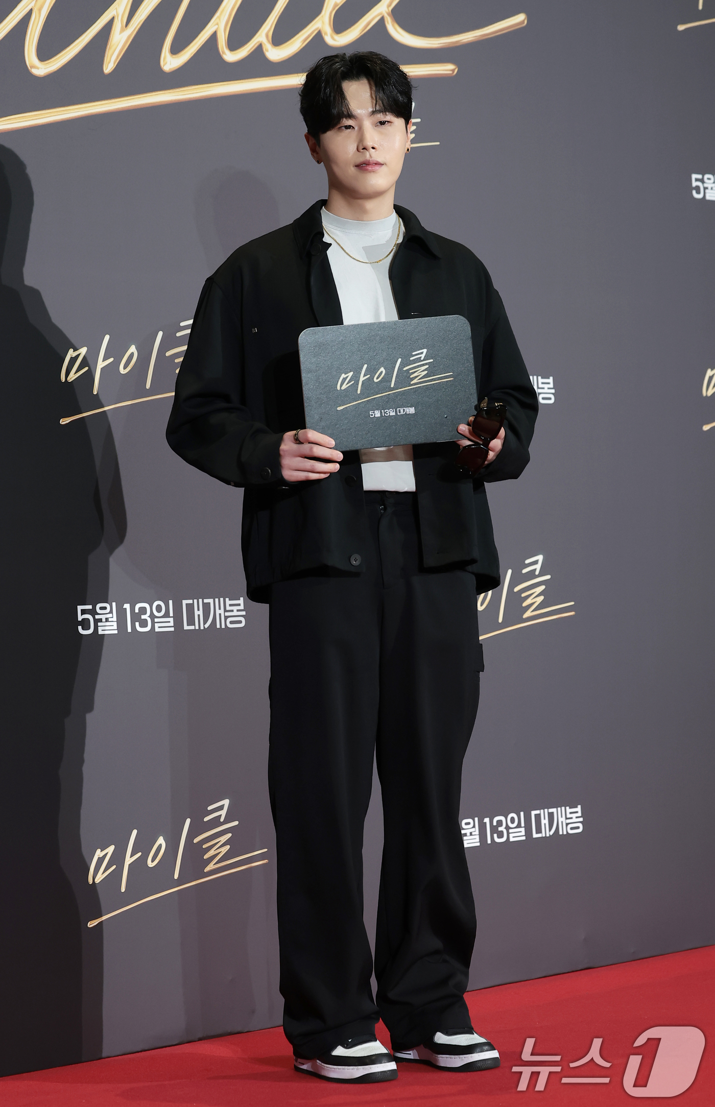 (서울=뉴스1) 권현진 기자 = 저스트절크 영제이가 11일 서울 강남구 코엑스 메가박스에서 열린 '팝의 황제' 마이클 잭슨의 전기 영화 '마이클' VIP 시사회에 참석해 포즈를 취 …