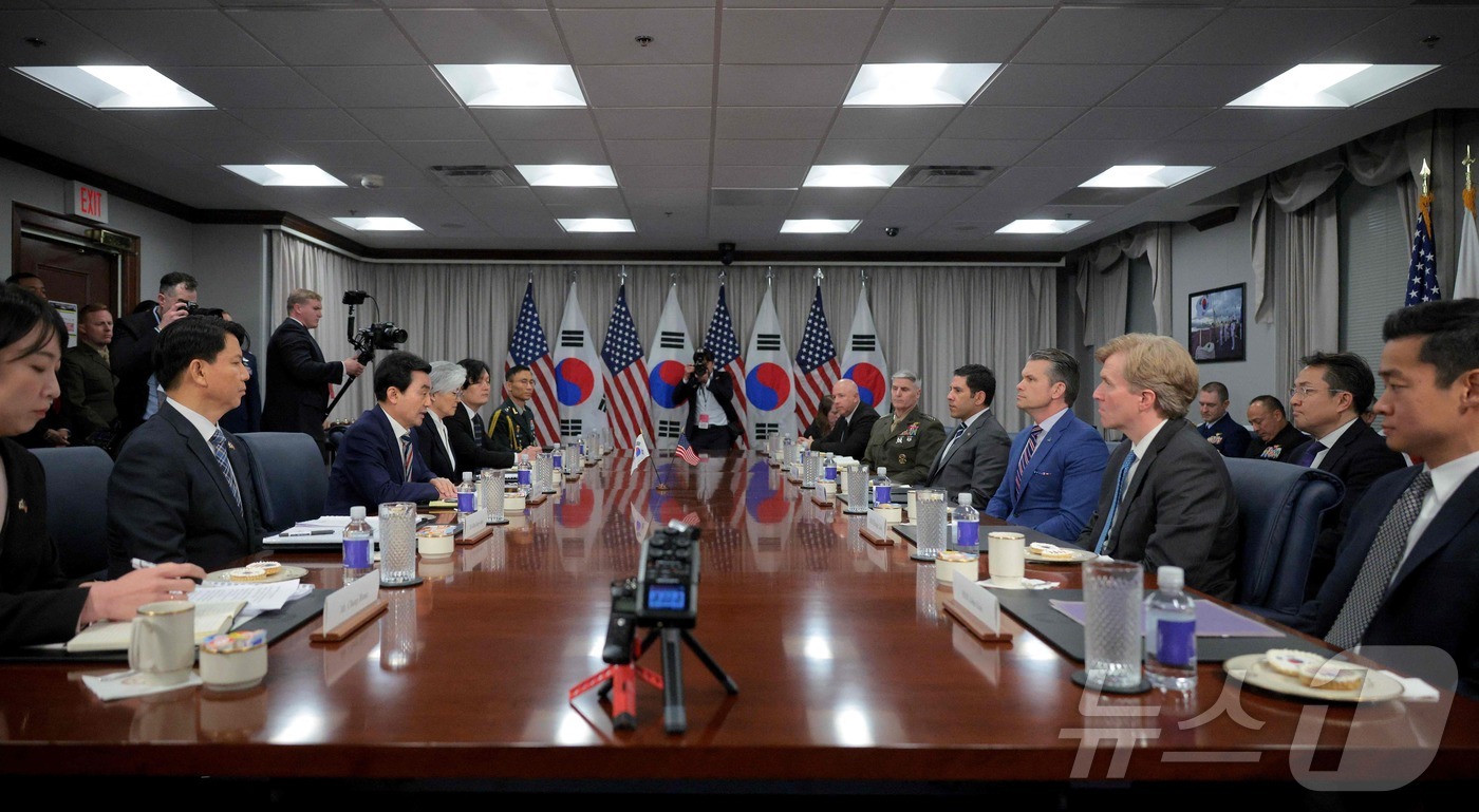 (AFP=뉴스1) 오대일 기자 = 안규백 국방부 장관이 11일(현지시간) 미국 워싱턴 DC 펜타곤에서 피트 헤그세스 미국 국방부(전쟁부) 장관과 한미 국방장관 회담을  하고 있다. …