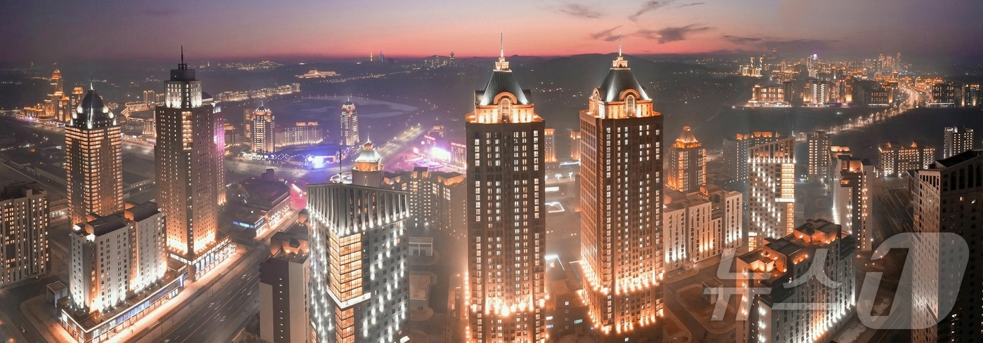 (평양 노동신문=뉴스1) = 북한 노동당 기관지 노동신문은 12일 평양시 5만 세대 살림집 건설 결과를 선전하며 "수도 시민들에게 안정되고 문명한 생활조건을 제공하기 위한 당의 숙 …