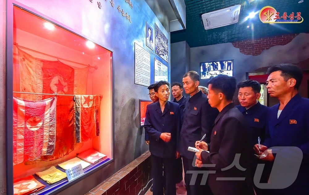 (평양 노동신문=뉴스1) = 북한 노동당 기관지 노동신문은 12일 각지 계급교양관에 전시돼 있는 인공기를 조명하며 "우리의 국기에 깃든 애국열사들의 고결한 넋을 잊지 말자"라고 전 …