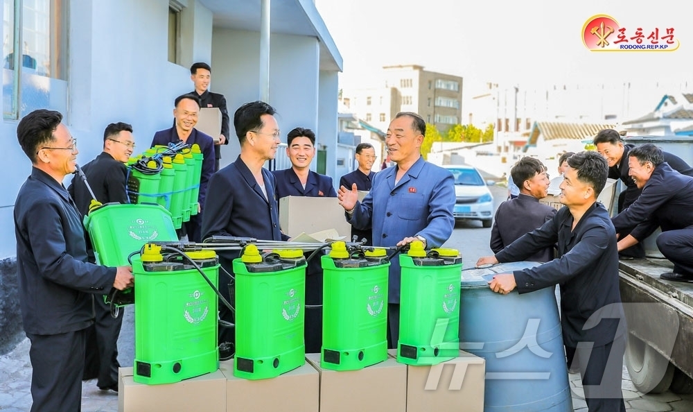 (평양 노동신문=뉴스1) = 북한 노동당 기관지 노동신문은 12일 함경북도 당 위원회 일꾼(간부)이 주민들에 대한 봉사를 지휘하고 있다고 보도했다. [국내에서만 사용가능. 재배포 …