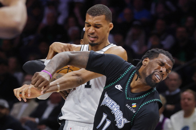 '팔꿈치 가격 퇴장' NBA 샌안토니오 웸반야마, 추가 징계 피했다
