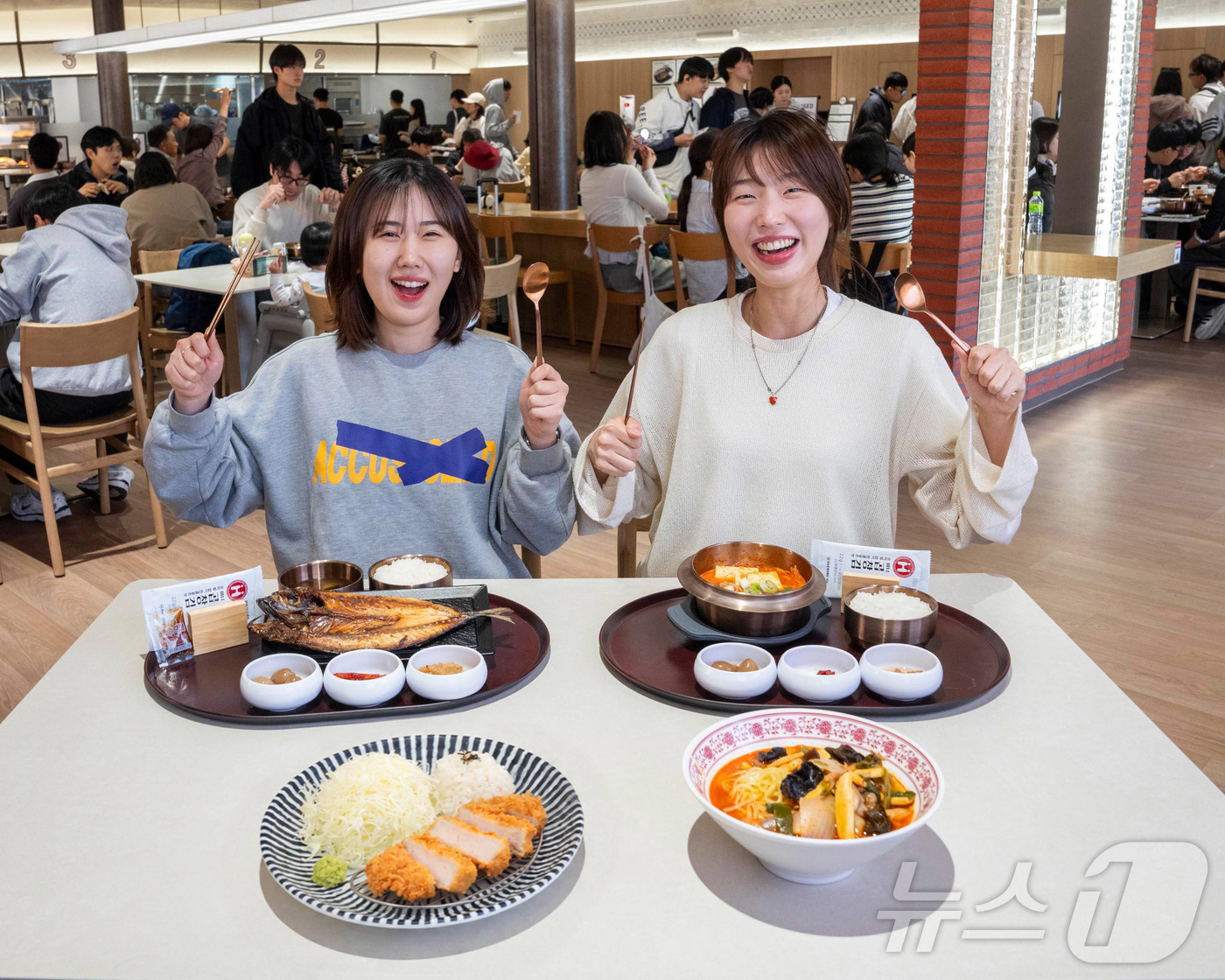 (서울=뉴스1) = 에버랜드가 김치찌개, 짬뽕, 로스가스 등 '3대 시그니처 메뉴'를 선정해 고객들에게 더욱 차별화되고 업그레이드된 미식 경험을 선보이고 있다고 12일 밝혔다. 사 …