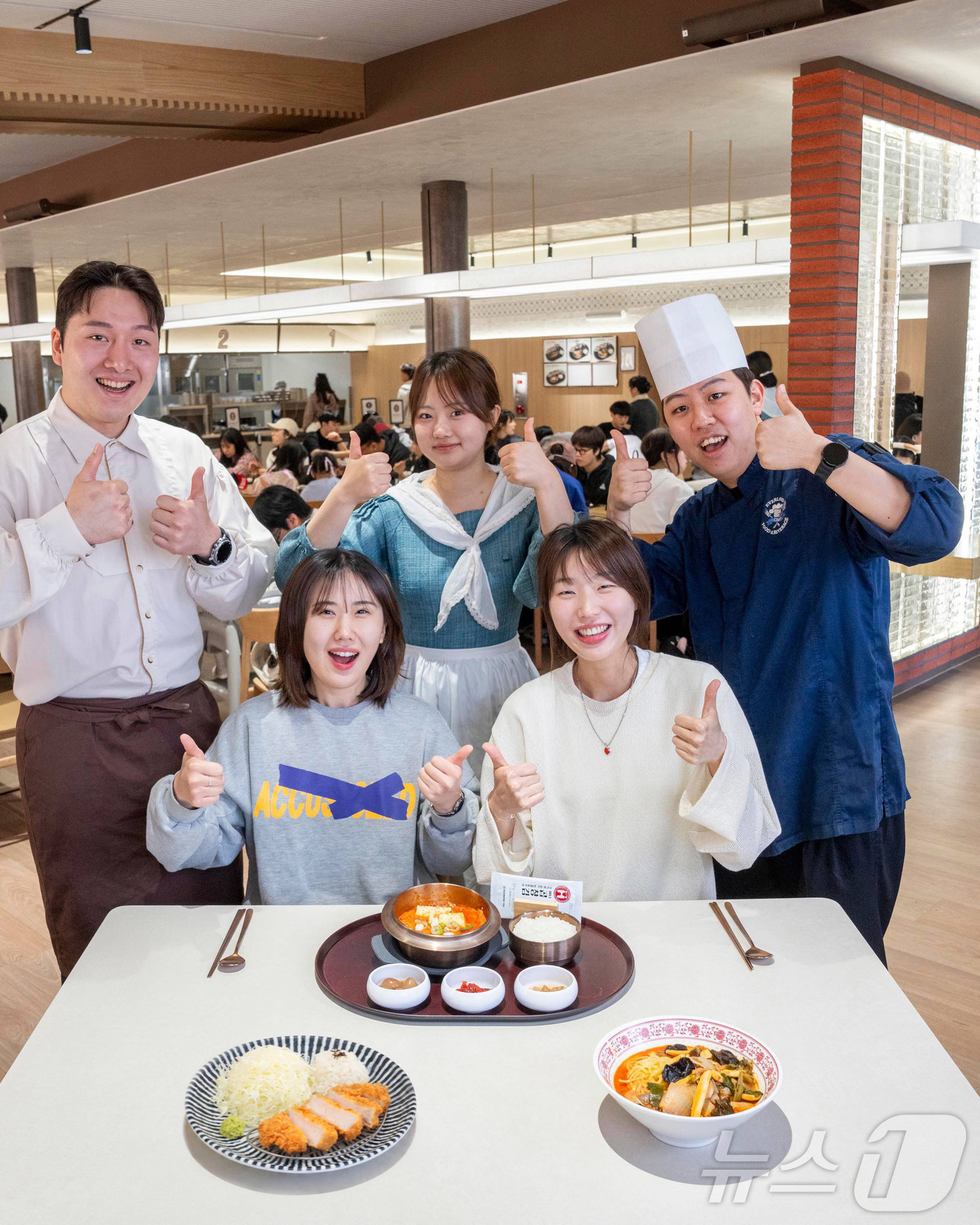 (서울=뉴스1) = 에버랜드가 김치찌개, 짬뽕, 로스가스 등 '3대 시그니처 메뉴'를 선정해 고객들에게 더욱 차별화되고 업그레이드된 미식 경험을 선보이고 있다고 12일 밝혔다. 사 …