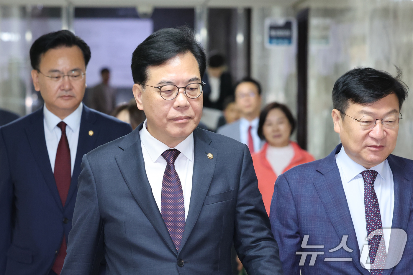 (서울=뉴스1) 신웅수 기자 = 송언석 국민의힘 원내대표가 12일 서울 여의도 국회에서 열린 원내대책회의에 참석하고 있다. 2026.5.12/뉴스1