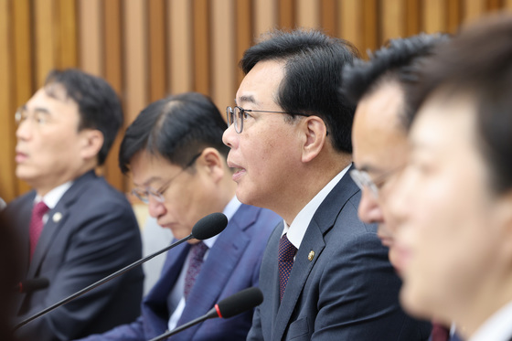 원내대책회의 발언하는 송언석