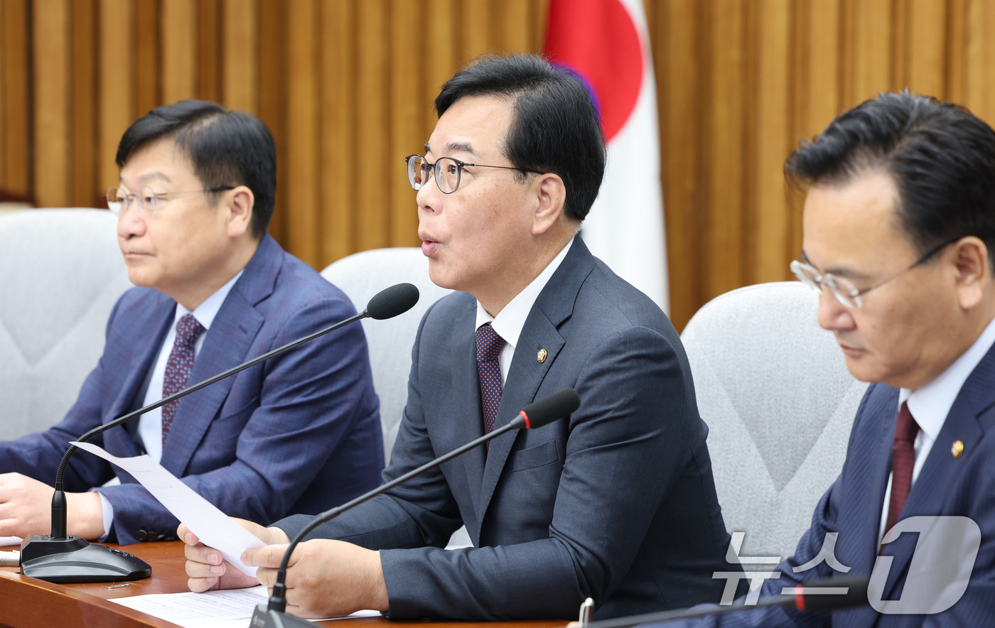 (서울=뉴스1) 신웅수 기자 = 송언석 국민의힘 원내대표가 12일 서울 여의도 국회에서 열린 원내대책회의에서 발언하고 있다. 2026.5.12/뉴스1
