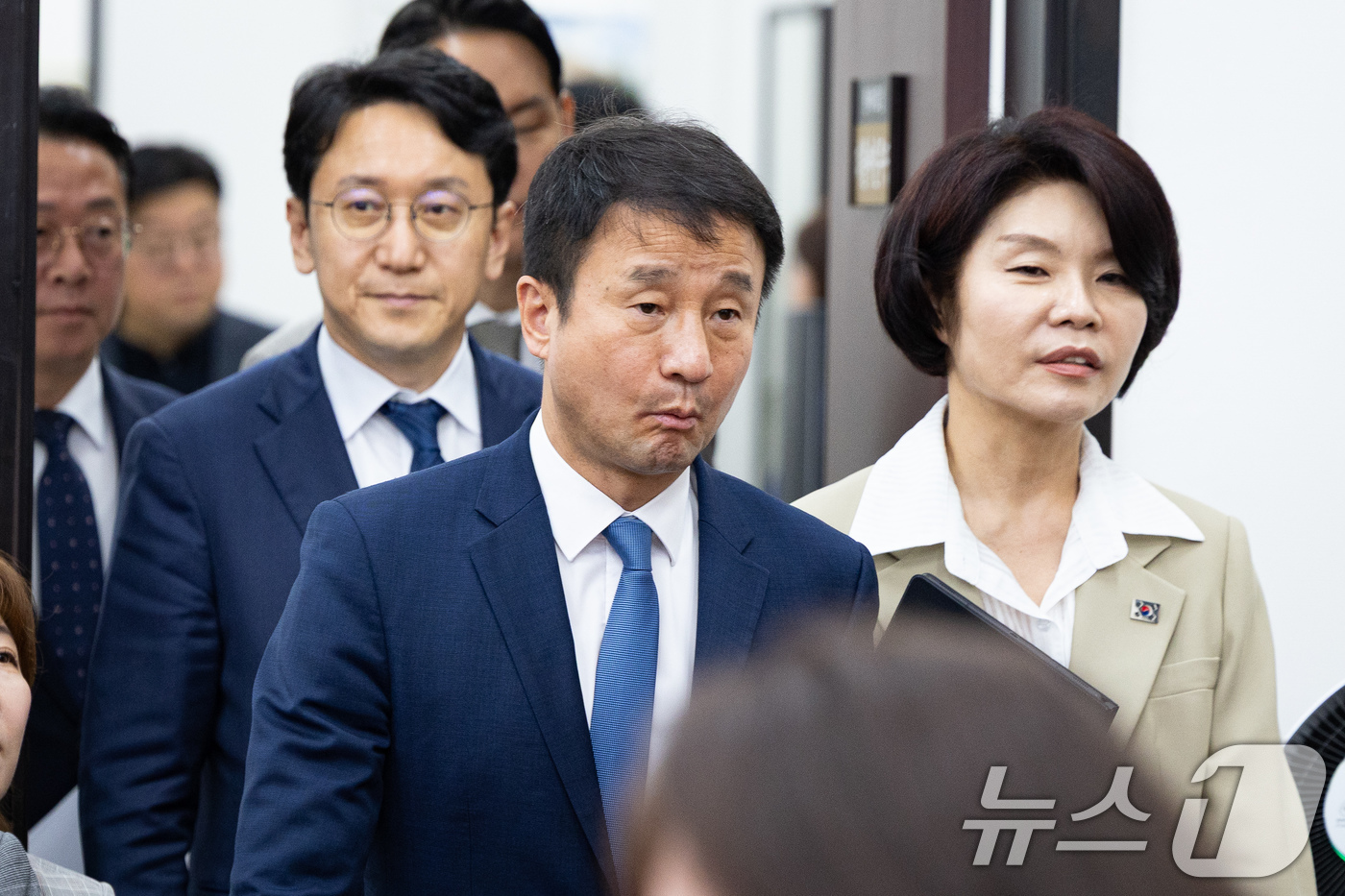 (서울=뉴스1) 유승관 기자 = 한병도 더불어민주당 원내대표와 한정애 정책위의장을 비롯한 원내지도부가 12일 서울 여의도 국회에서 열린 원내대책회의에 참석하고 있다. 2026.5. …