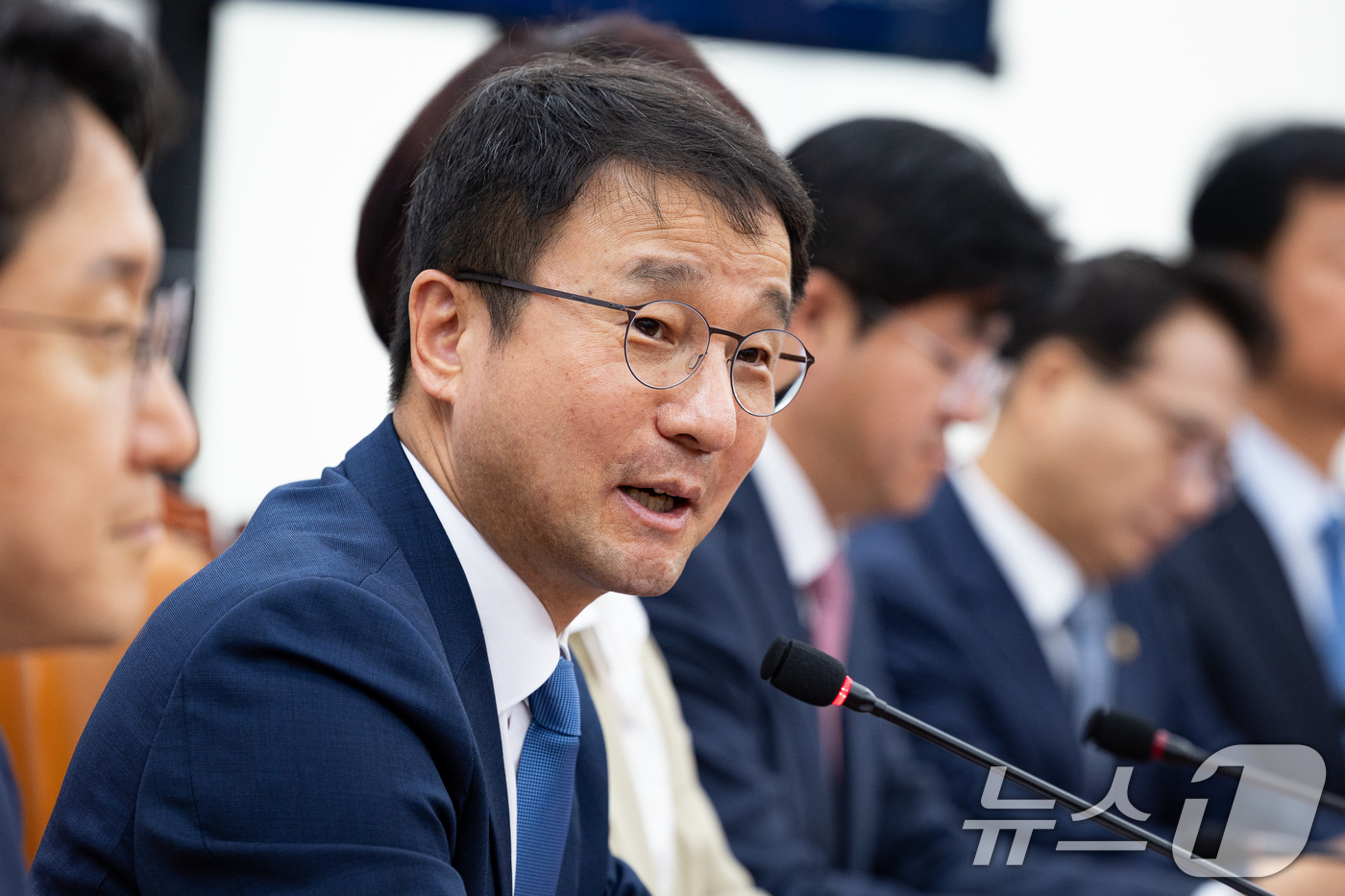 (서울=뉴스1) 유승관 기자 = 한병도 더불어민주당 원내대표가 12일 서울 여의도 국회에서 열린 원내대책회의에서 모두 발언을 하고 있다. 2026.5.12/뉴스1