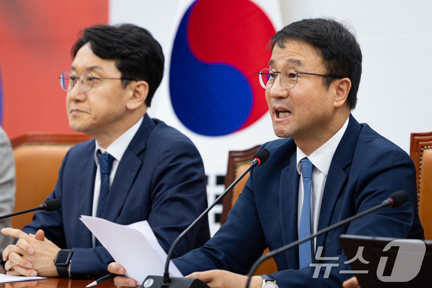 (서울=뉴스1) 유승관 기자 = 한병도 더불어민주당 원내대표가 12일 서울 여의도 국회에서 열린 원내대책회의에서 모두 발언을 하고 있다. 2026.5.12/뉴스1
