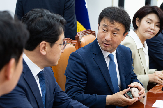 천준호 원내운영수석과 대화하는 한병도 원내대표