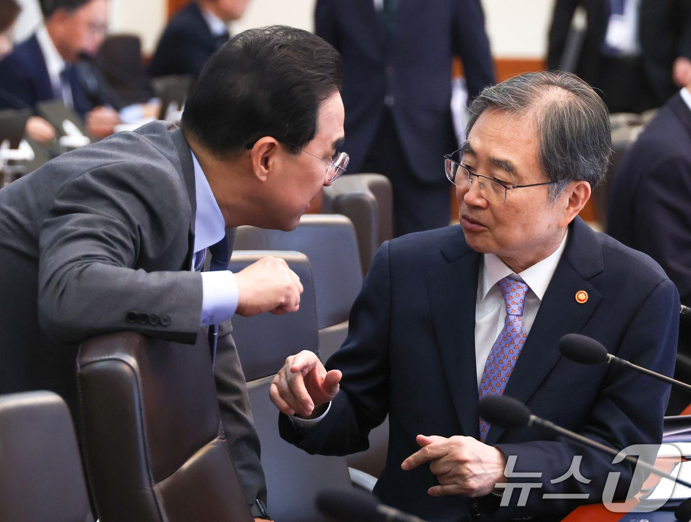 (서울=뉴스1) 이재명 기자 = 조현 외교부 장관(오른쪽)과 박홍근 기회예산처 장관이 12일 청와대에서 열린 제21회 국무회의 겸 제8차 비상경제점검회의에서 대화를 하고 있다. ( …
