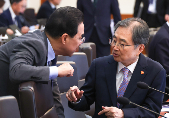 대화 나누는 조현·박홍근 장관