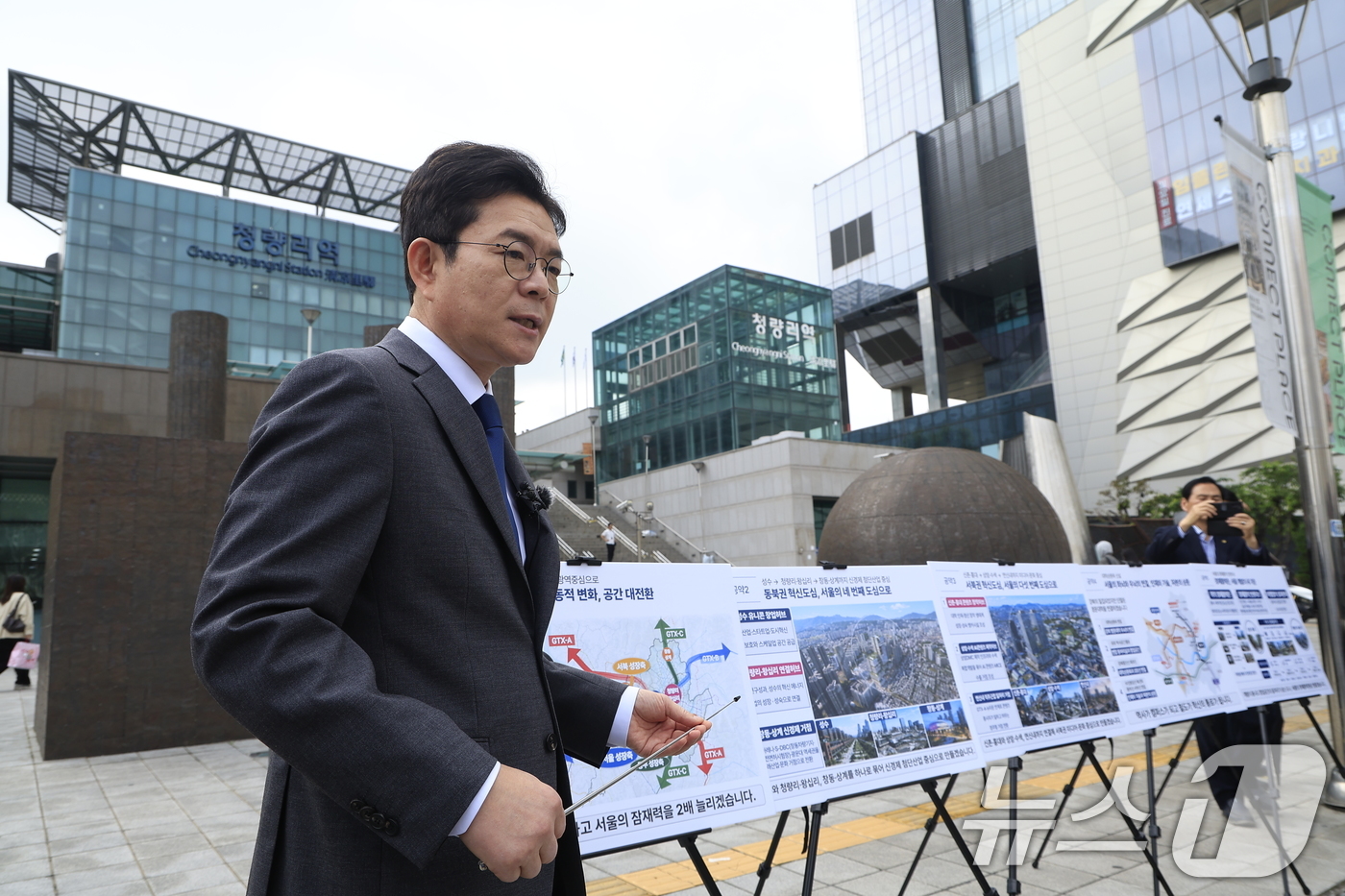 (서울=뉴스1) 박정호 기자 = 정원오 더불어민주당 서울시장 후보가 12일 오전 서울 동대문구 청량리역 광장에서 "서울 공간 대전환" G2 공약을 발표하고 있다. 2026.5.12 …
