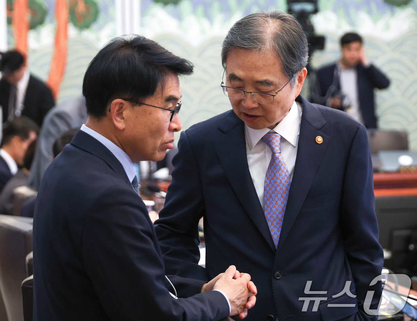 (서울=뉴스1) 이재명 기자 = 조현 외교부 장관(오른쪽)과 민기 국무총리 비서실장이 12일 청와대에서 열린 제21회 국무회의 겸 제8차 비상경제점검회의에서 대화를 하고 있다. ( …