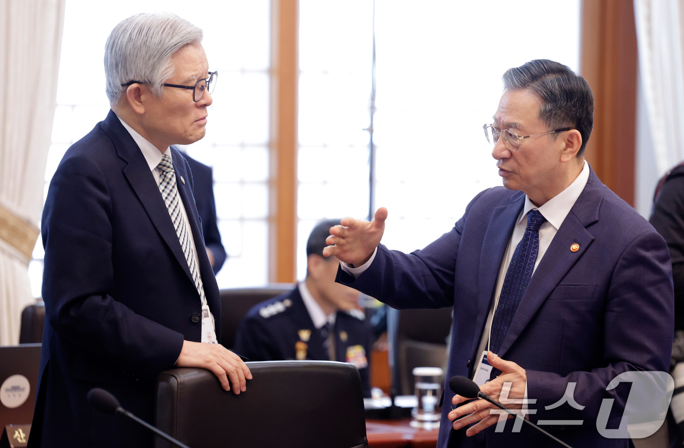 (서울=뉴스1) 허경 기자 = 정성호 법무부 장관과 최동석 인사혁신처장이 12일 청와대에서 열린 비상경제점검회의 겸 국무회의에 앞서 대화하고 있다. (청와대통신사진기자단) 2026 …