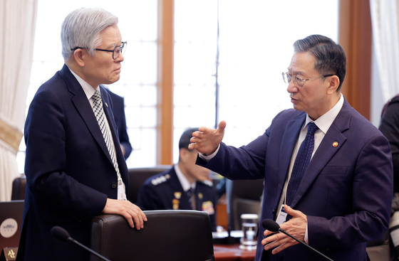 대화하는 정성호 법무부 장관과 최동석 인사혁신처장