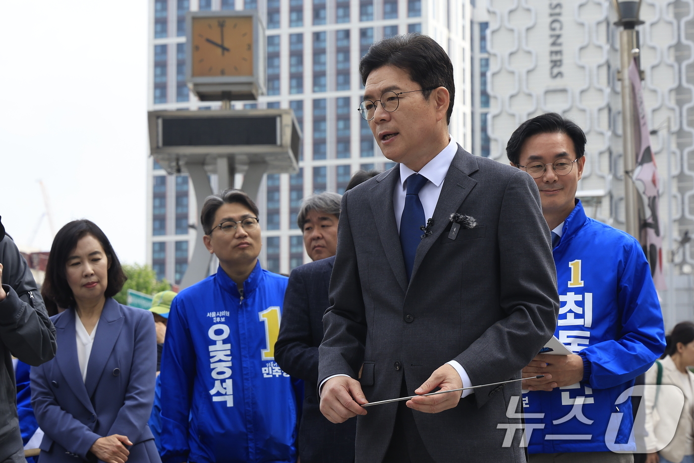(서울=뉴스1) 박정호 기자 = 정원오 더불어민주당 서울시장 후보가 12일 오전 서울 동대문구 청량리역 광장에서 "서울 공간 대전환" G2 공약을 발표하고 있다. 2026.5.12 …