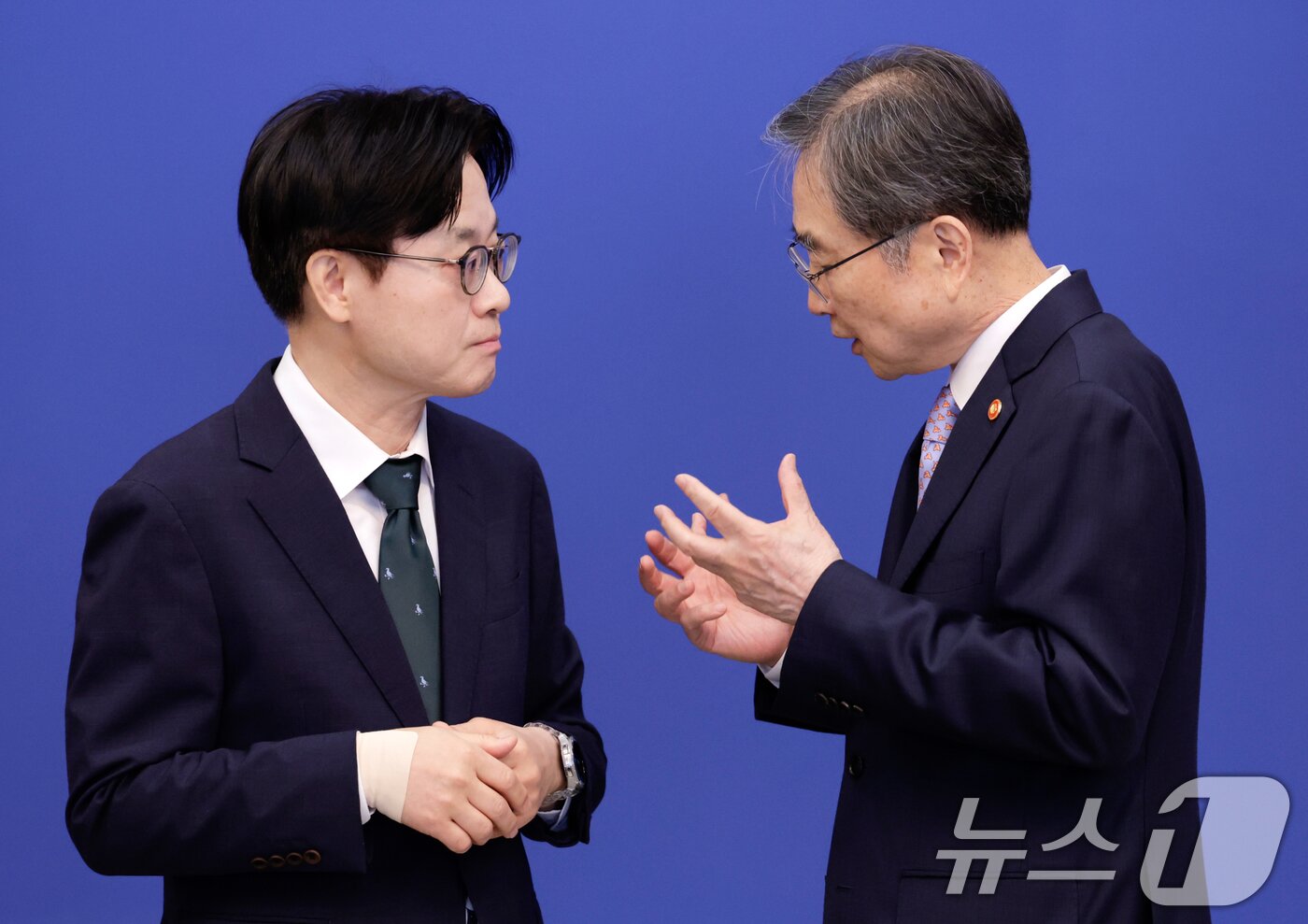 본문 이미지 - 조현 외교부 장관과 김정관 산업통상부 장관이 12일 청와대에서 열린 비상경제점검회의 겸 국무회의에 앞서 대화하고 있다. (청와대통신사진기자단) 2026.5.12 ⓒ 뉴스1 허경 기자