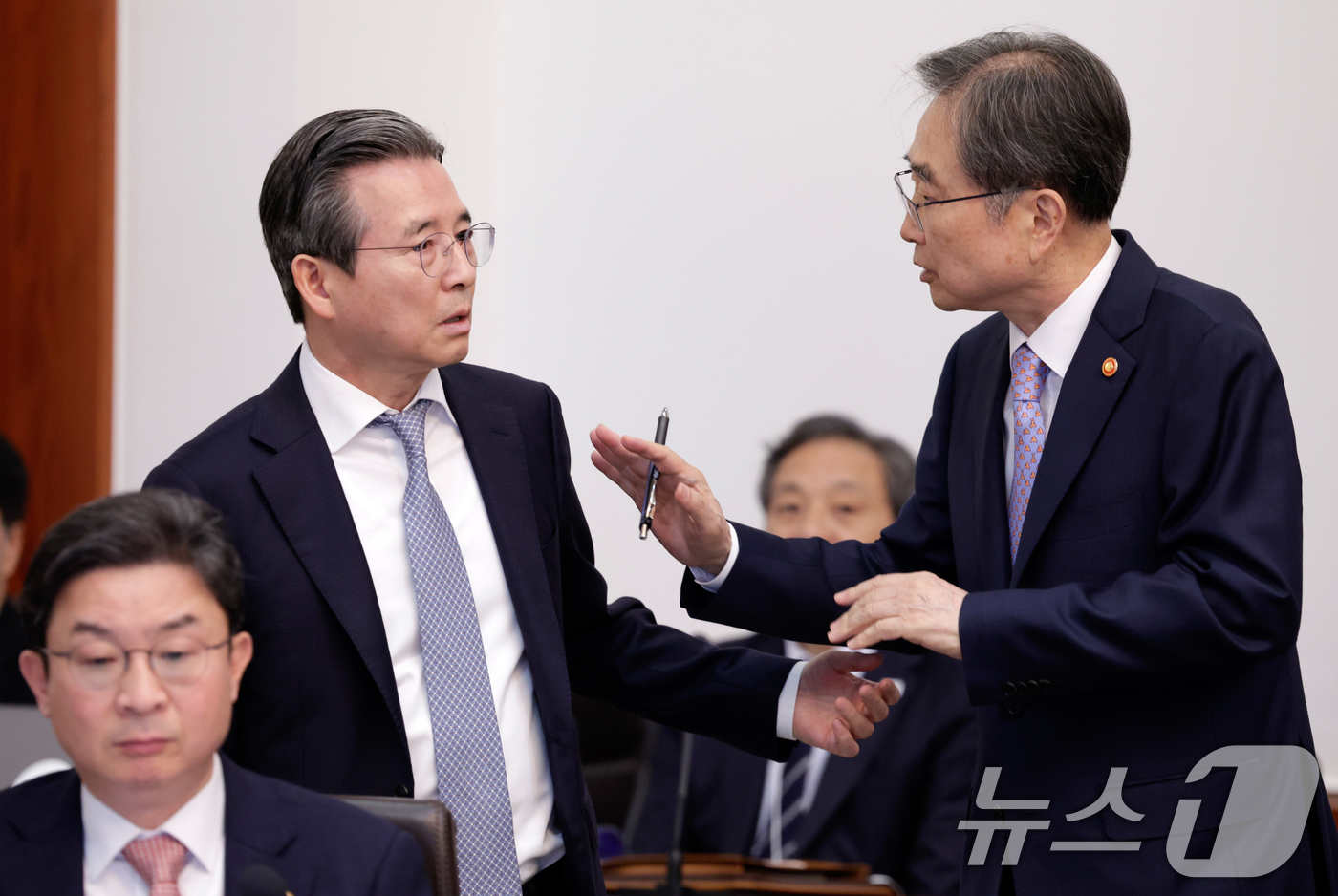 (서울=뉴스1) 허경 기자 = 조현 외교부 장관과 김용범 정책실장이 12일 청와대에서 열린 비상경제점검회의 겸 국무회의에 앞서 대화하고 있다. (청와대통신사진기자단) 2026.5. …