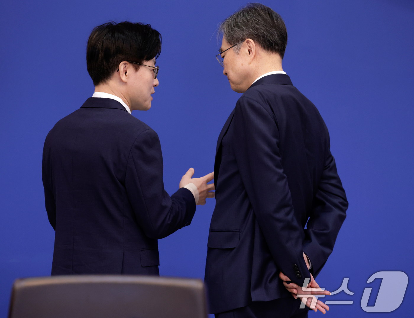 (서울=뉴스1) 허경 기자 = 조현 외교부 장관과 김정관 산업통상부 장관이 12일 청와대에서 열린 비상경제점검회의 겸 국무회의에 앞서 대화하고 있다. (청와대통신사진기자단) 202 …