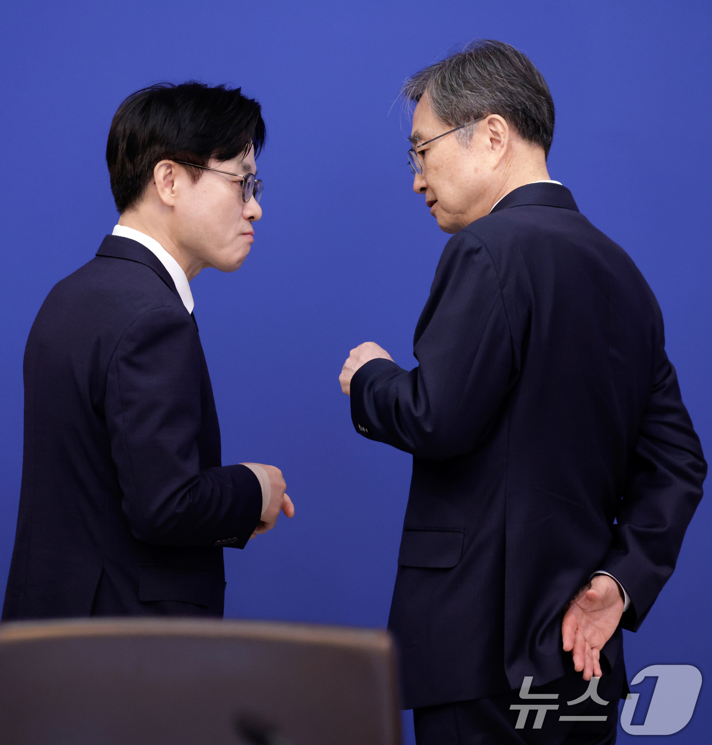 (서울=뉴스1) 허경 기자 = 조현 외교부 장관과 김정관 산업통상부 장관이 12일 청와대에서 열린 비상경제점검회의 겸 국무회의에 앞서 대화하고 있다. (청와대통신사진기자단) 202 …