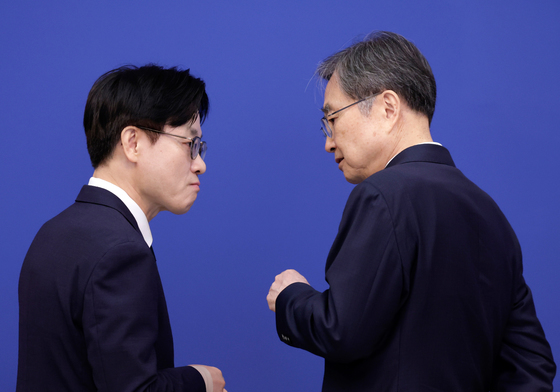 대화하는 조현 외교장관과 김정관 산업장관