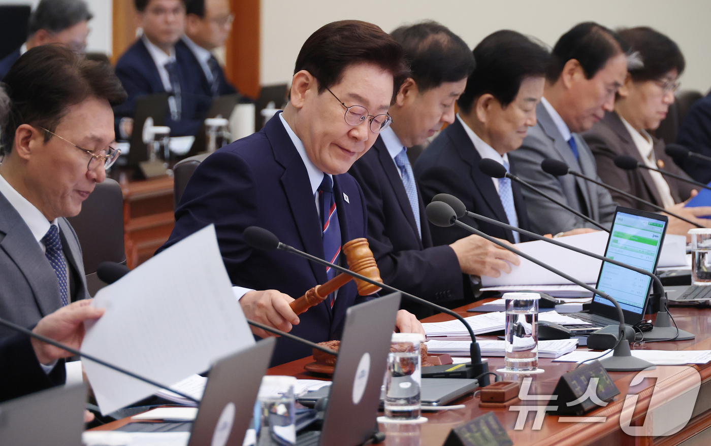 (서울=뉴스1) 이재명 기자 = 이재명 대통령이 12일 청와대에서 열린 제21회 국무회의 겸 제8차 비상경제점검회의에서 의사봉을 두드리고 있다. (청와대통신사진기자단) 2026.5 …