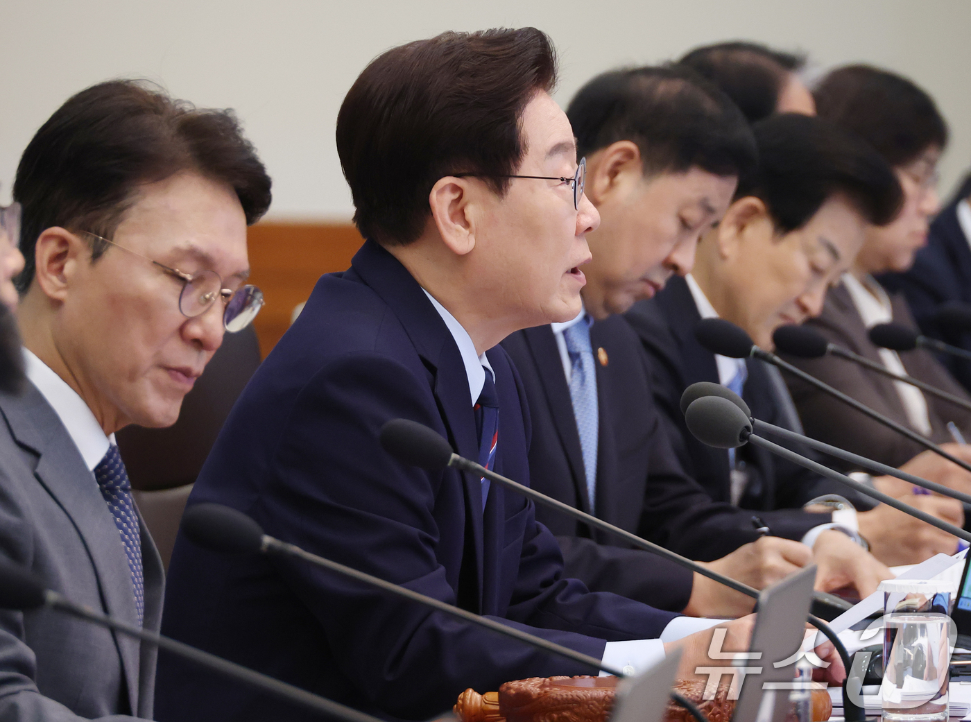 (서울=뉴스1) 이재명 기자 = 이재명 대통령이 12일 청와대에서 열린 제21회 국무회의 겸 제8차 비상경제점검회의에서 발언을 하고 있다. (청와대통신사진기자단) 2026.5.12 …