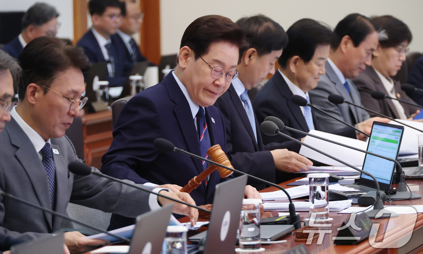 (서울=뉴스1) 이재명 기자 = 이재명 대통령이 12일 청와대에서 열린 제21회 국무회의 겸 제8차 비상경제점검회의에서 의사봉을 두드리고 있다. (청와대통신사진기자단) 2026.5 …