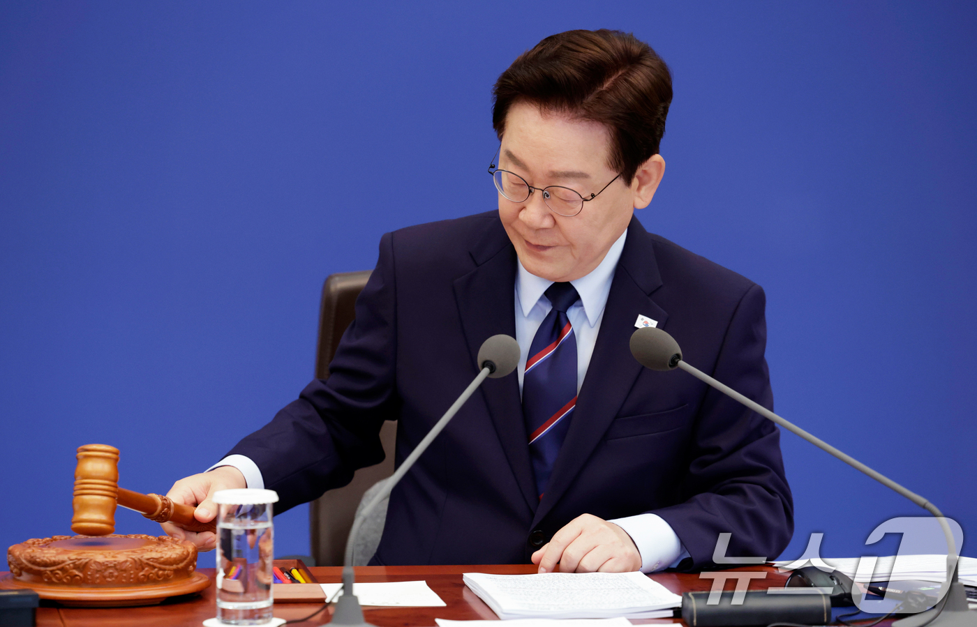(서울=뉴스1) 허경 기자 = 이재명 대통령이 12일 청와대에서 열린 비상경제점검회의 겸 국무회의에서 의사봉을 두드리고 있다. (청와대통신사진기자단) 2026.5.12/뉴스1